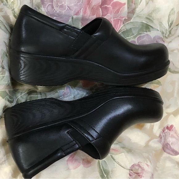 Dr. Scholl's Women’s Black Leather Dynamo Work Slip Resistant Clogs 8.5W - Picture 8 of 10